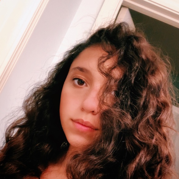 Meet your Posher, Malia - Picture 1 of 1